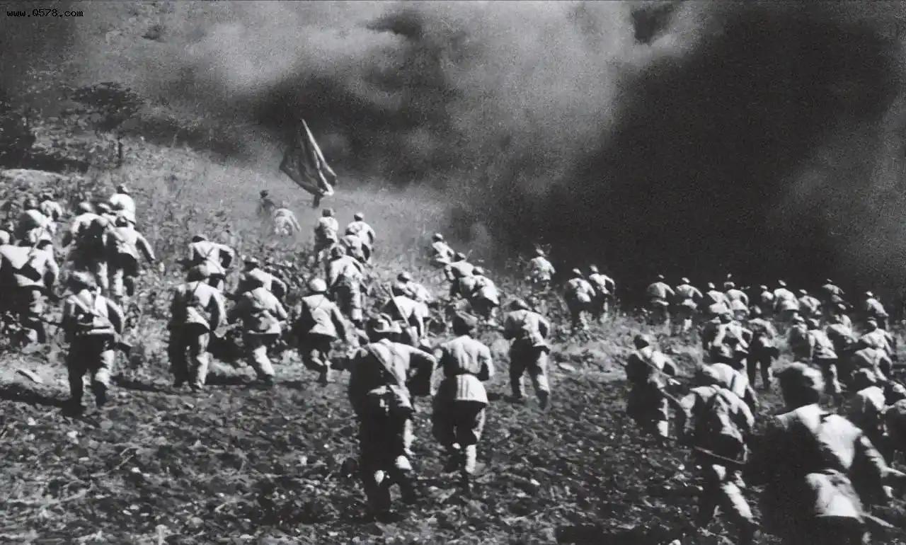 1951年2 月，在砥平里战场上，志愿军战士们置身于枪林弹雨之中，全然不顾生死。