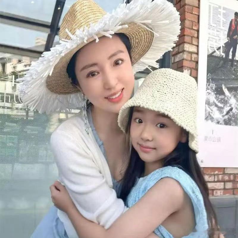很搞笑的是 他叫一个没出生的孩子张小宝，叫小酒窝窝子[无聊]张维伊叫小酒窝窝子 