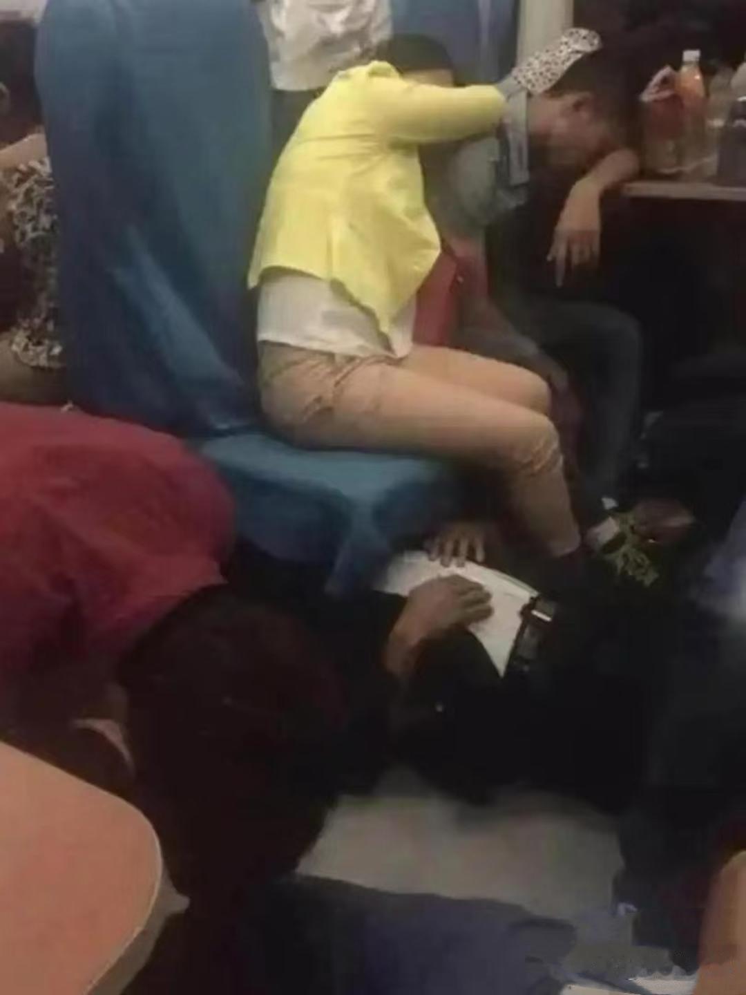 火车上这一幕真的太戳心了！一对母子困得不行，孩子趴在小桌上熟睡，妈妈就枕着孩子的