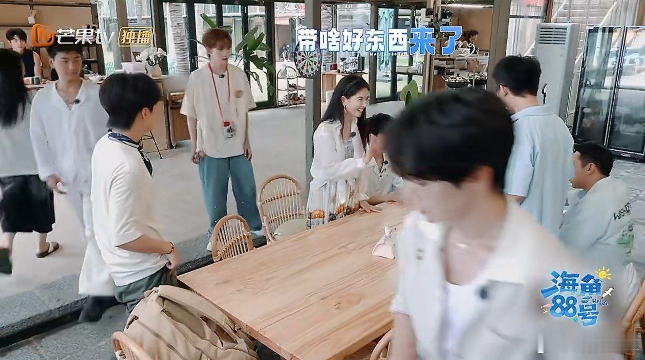 孟川上节目送锅 海角88号 孟川一出场就惊艳众人，带着老家章丘的大铁锅闪亮登场。