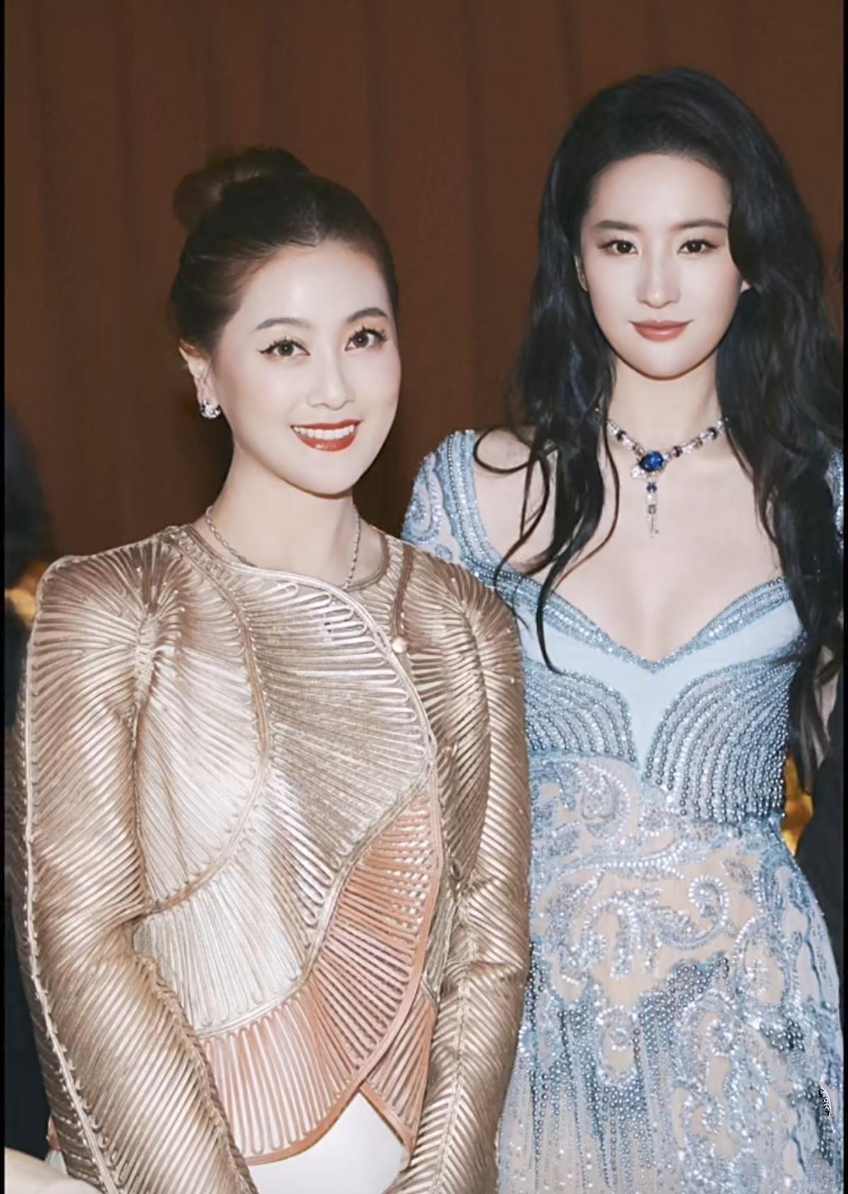 刘亦菲和这位贵夫人合拍了这么多的照片，看来贵夫人来头不少，有没有人知道这位贵夫人