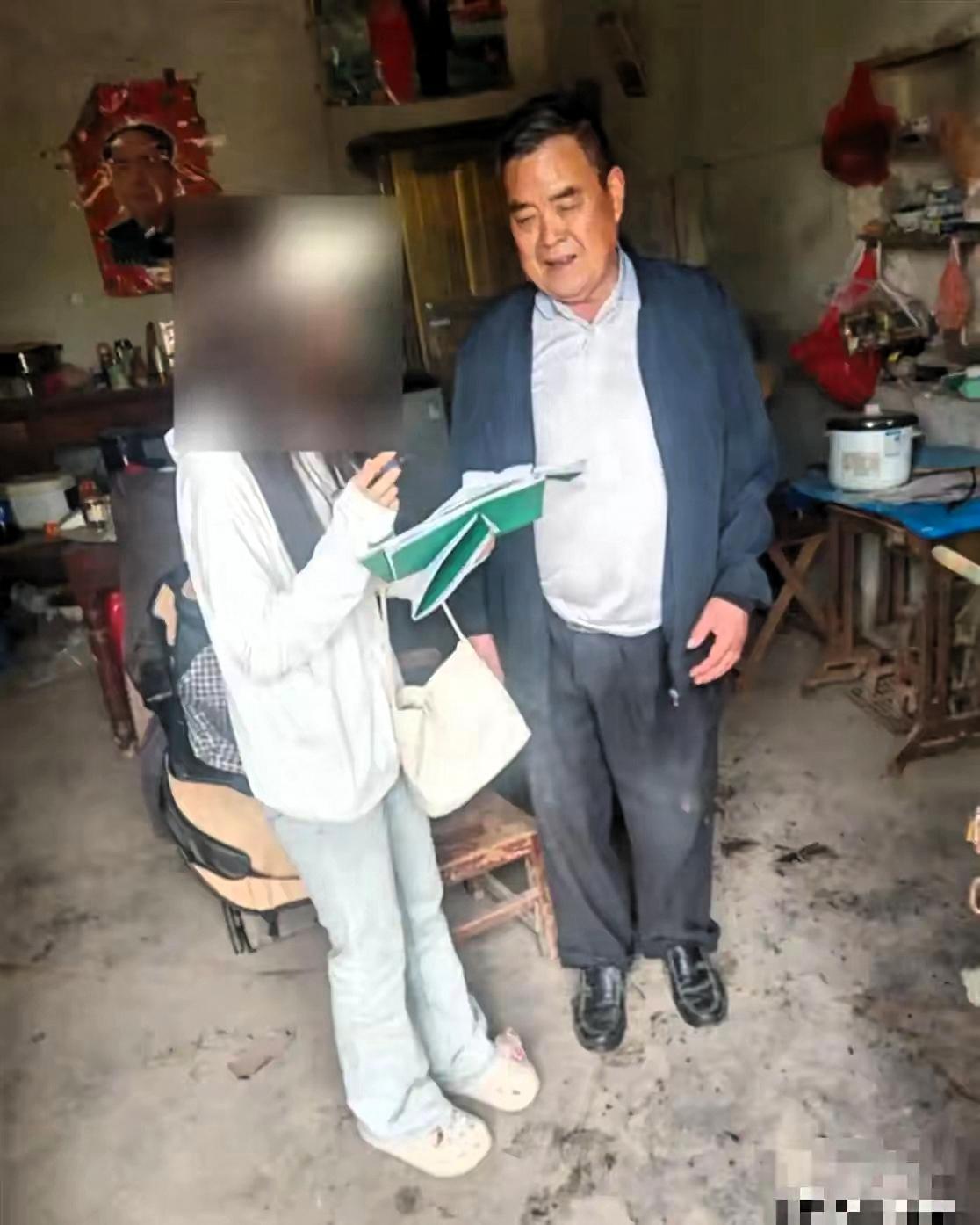 低保追星案越扒越有！知情人曝女孩过往事迹，初中就化妆成"妖精"，母亲扔化妆品也没