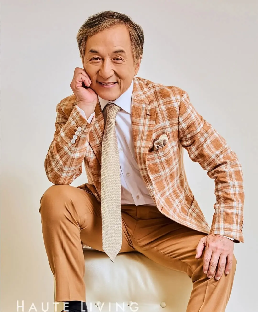 成龙大哥最新帅照😎为美国奢华生活方式杂志《Haute Living》拍照😎。