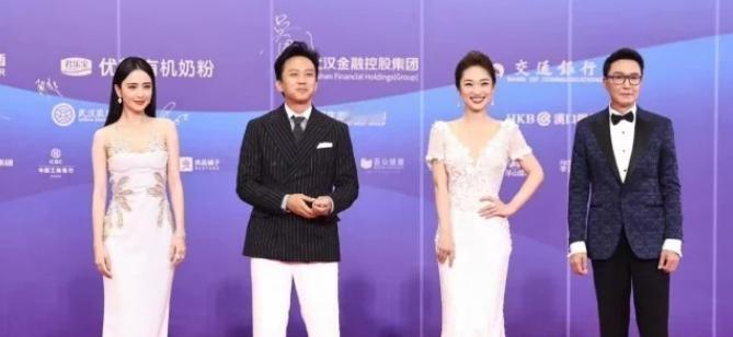 佟丽娅的礼服亮点满满，首先是衣服的配色，全身灰蓝色，增加了高级配色的视觉感和大气