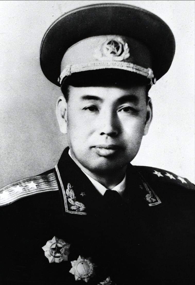 [微风]1952年，许世友将军回乡探亲，哪料，他看见叔叔许存礼，掏出枪就要动手。