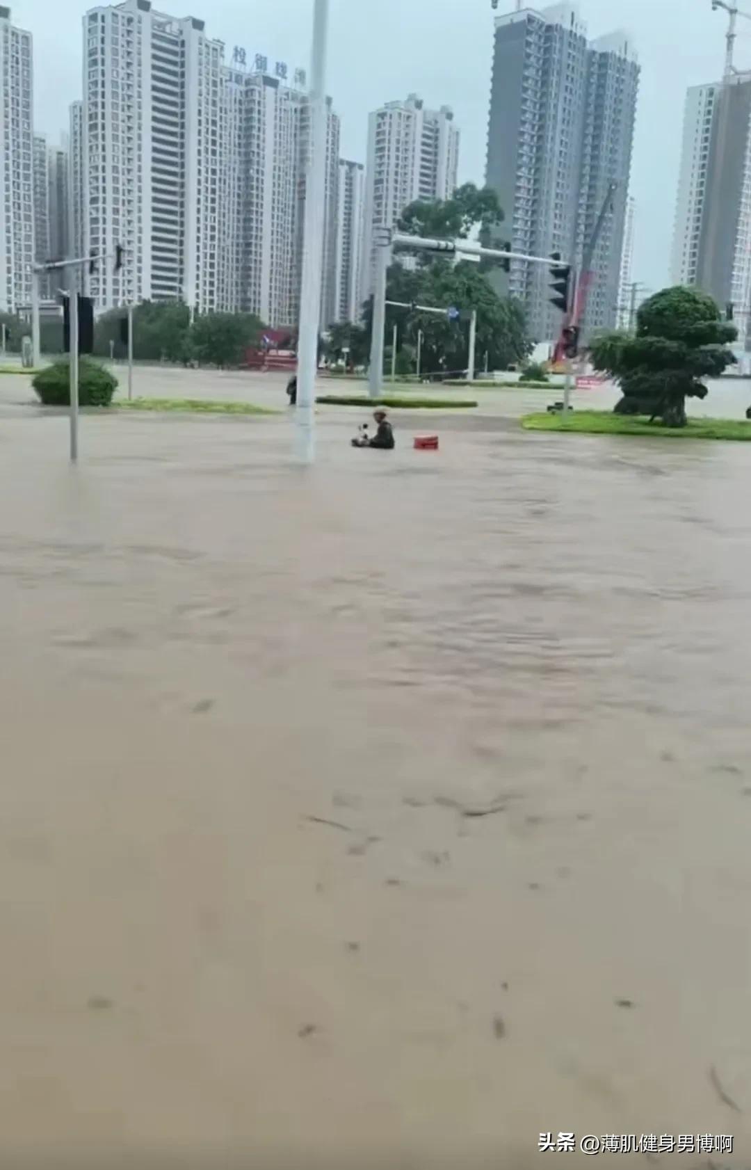 这个外卖非送不可吗？兄弟？
路都被洪水淹了，看水的深度，都有一米了吧？电动车差不