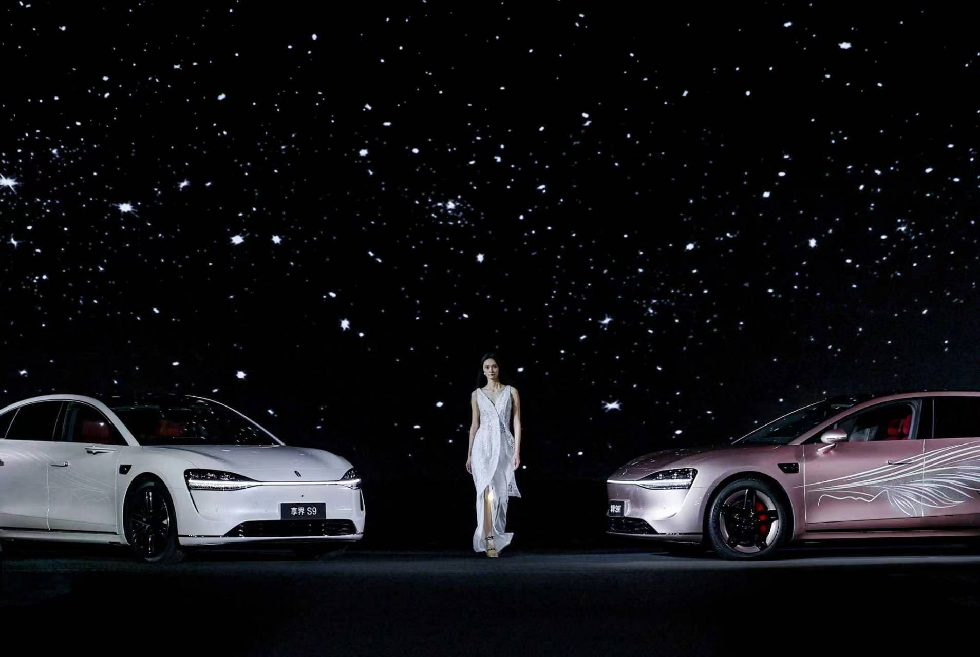 享界粉白新色正式发布享界S9的月绒白配色，温润如玉，简直是为自驾游量身定做。与此