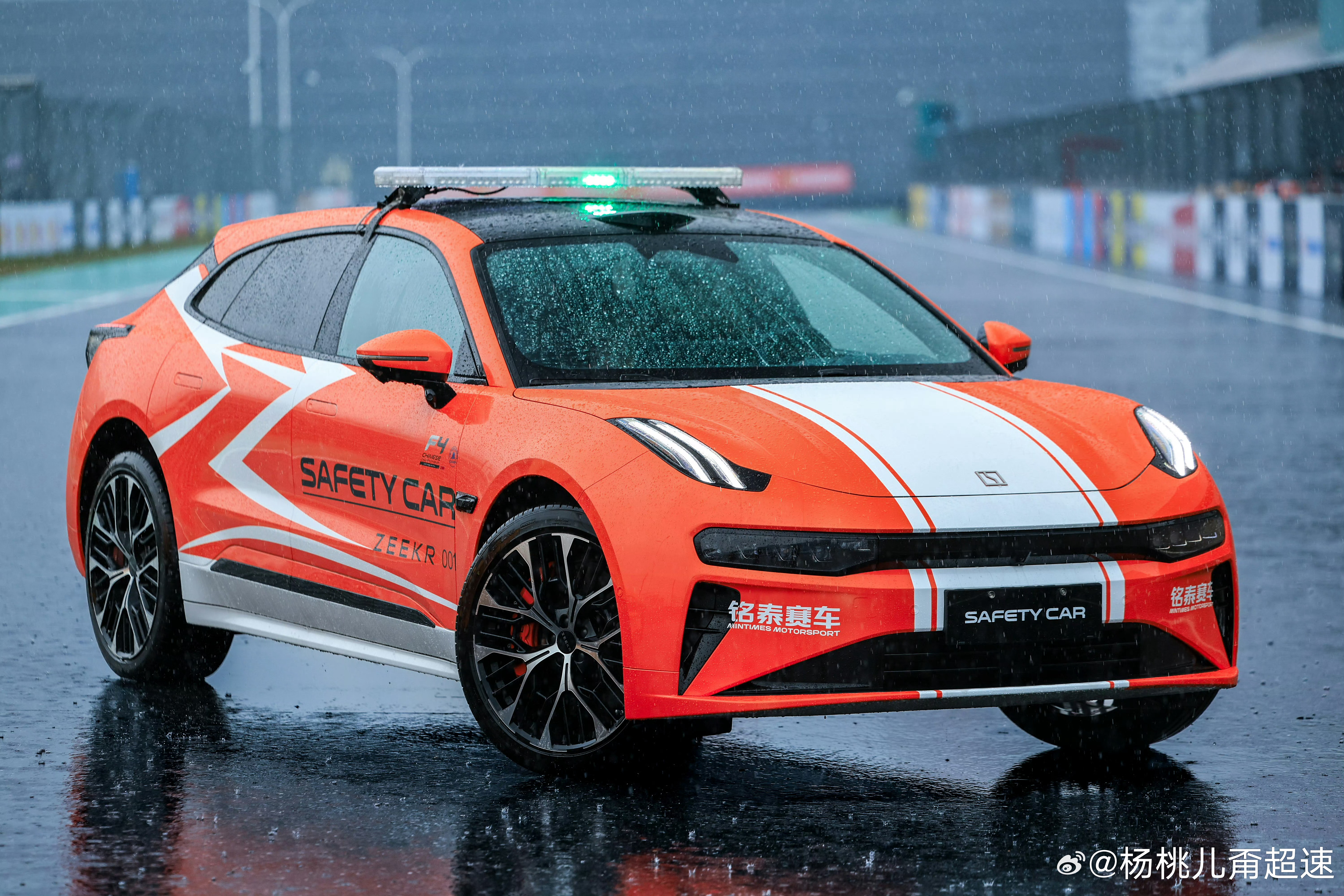极氪001安全车和极氪007GT医疗车登陆F4方程式中国锦标赛天津站这拉花配色 