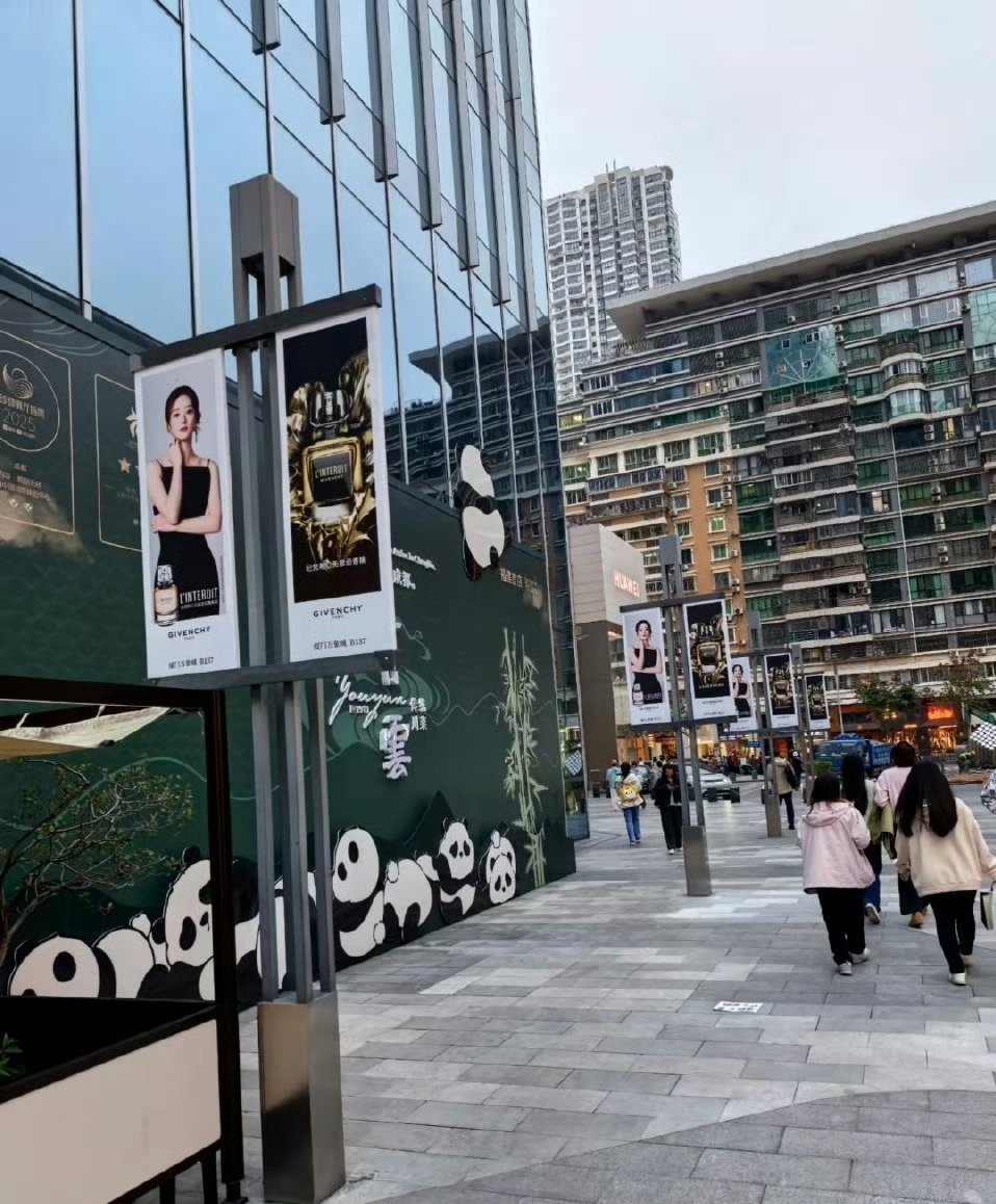 厦门万象城西区广场，好多赵丽颖Givenchy地广，排面拉满！！ 