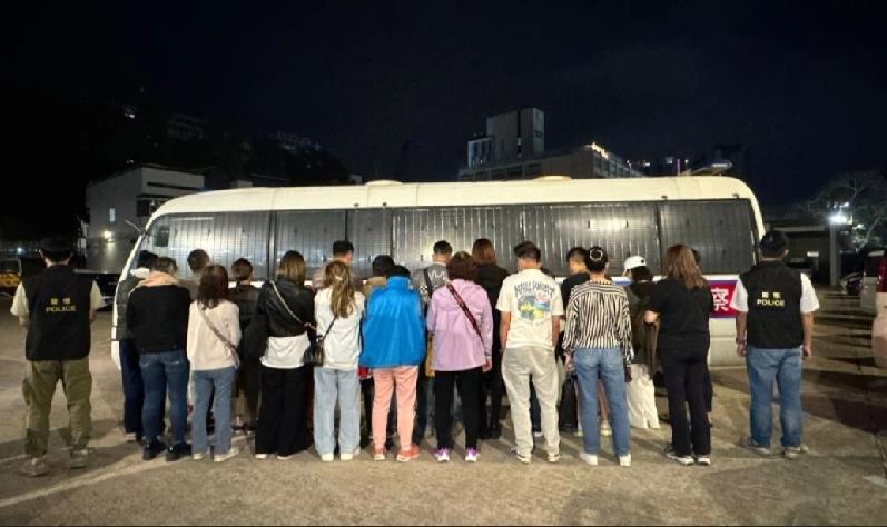 周六（21日），香港元朗警区特别职务队人员在区内开展打击非法赌博行动。
行动中，