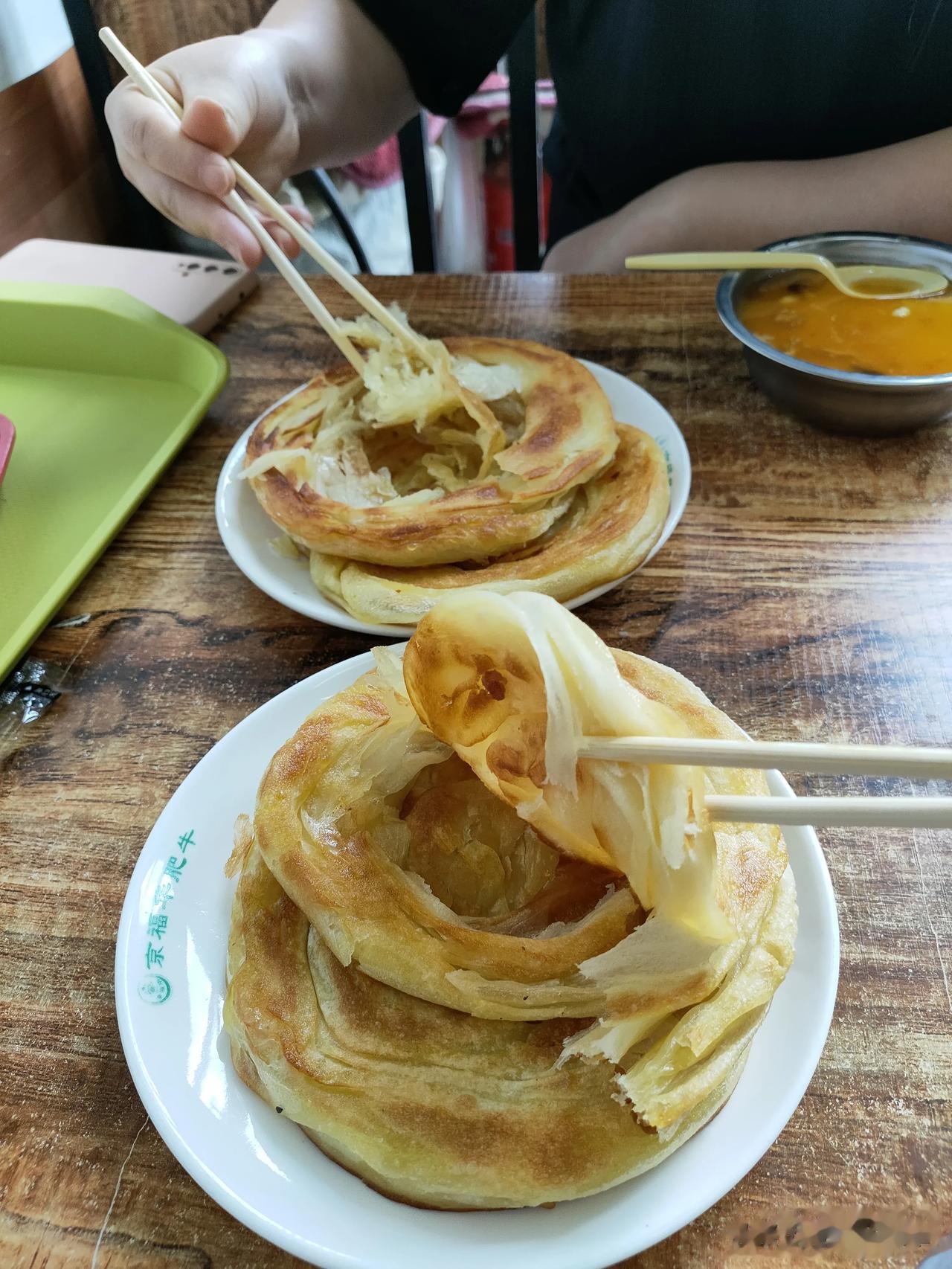 沈阳吊炉饼2.5一张，外皮酥脆面香软糯，配一碗鸡蛋糕，一碟小咸菜完美早餐