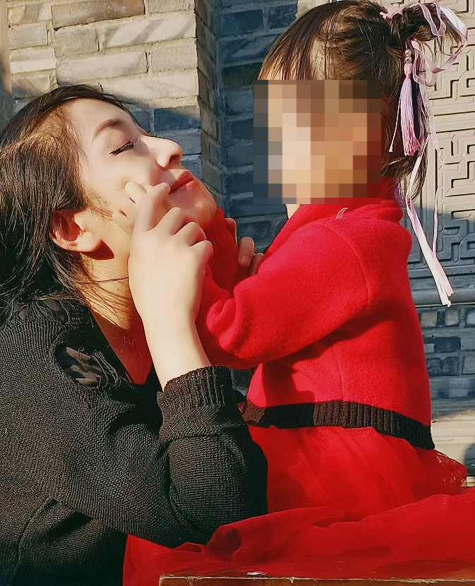 【#一名单亲妈妈与网红男主播的纠葛背后#：她怀孕再生一女，双方反目为抚养费对簿公
