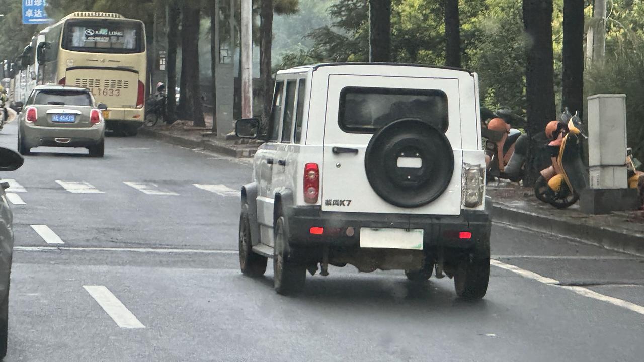 昨天在腾冲远远看到这车和朋友都以为是旧款大G……走近一看哈哈哈哈……老头乐[捂脸