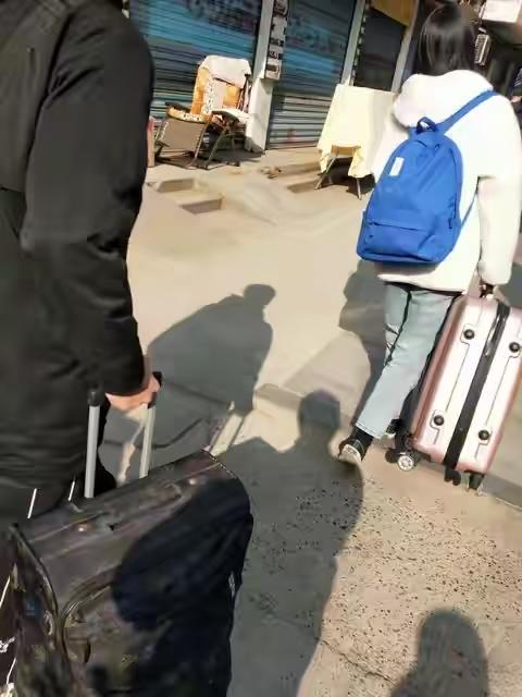 湖北武汉 ，一名初三女生中考放假，正值农忙时节，父母在地里面忙活抽不开身，奶奶腿