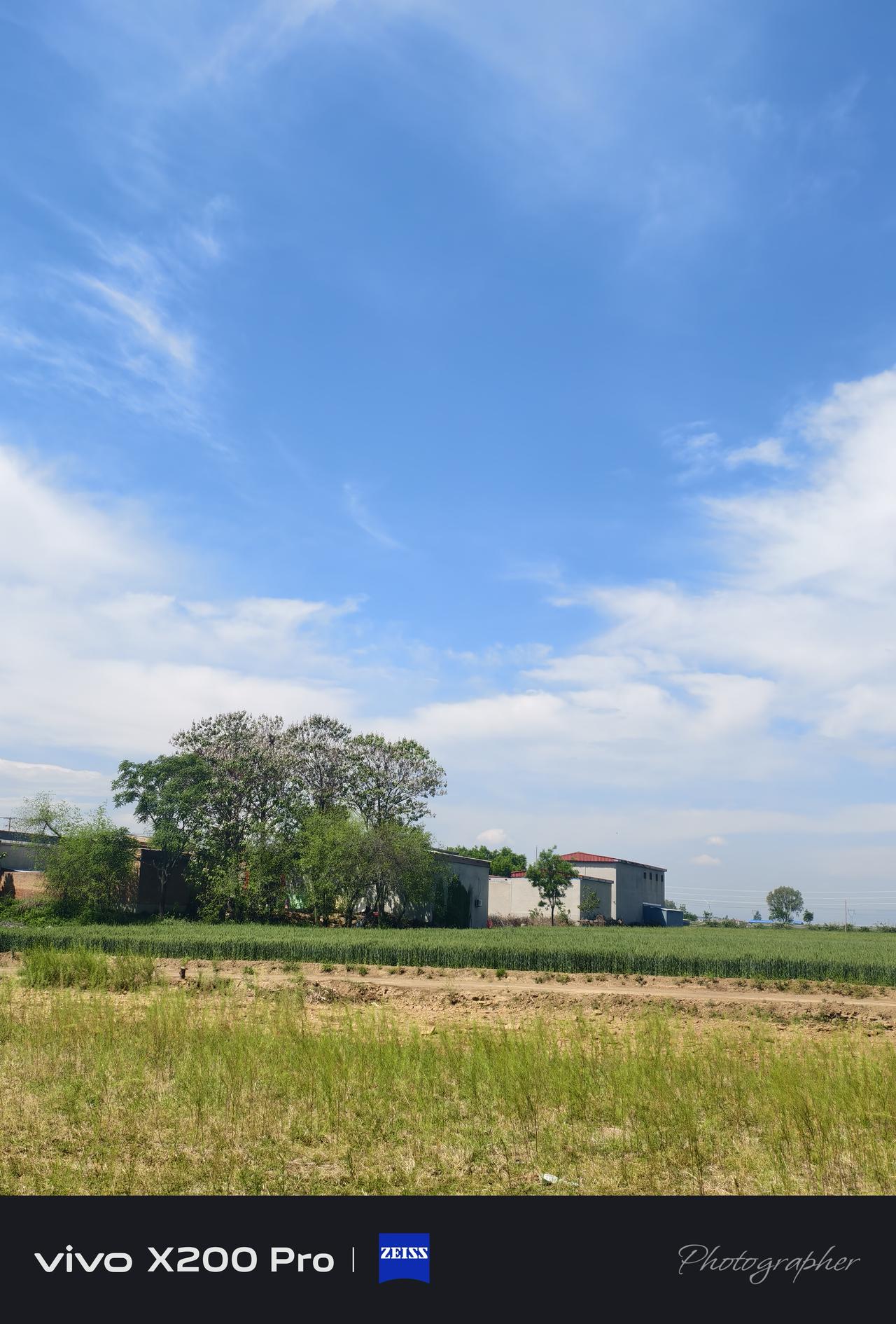 乡村层楼起，观城乡居住之变。如今，农村普遍盖二三层小楼，和当下城市楼市低迷形成鲜