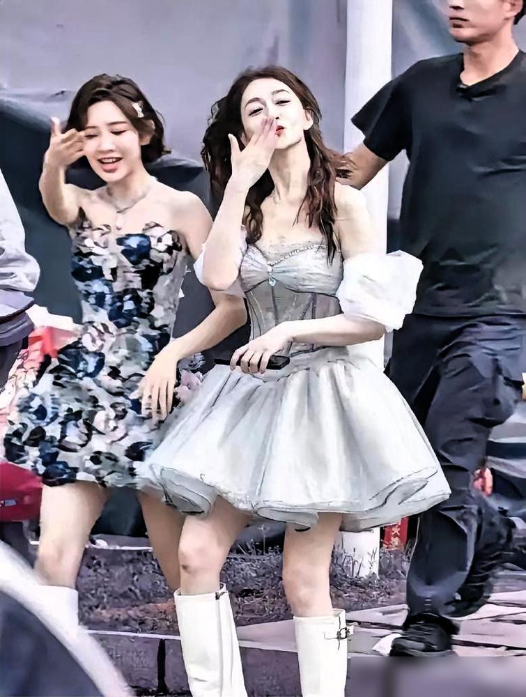 李小冉伸手去拉王濛，被一把甩开，当场撂脸子，场面彻底失控。
你以为是姐妹内讧？