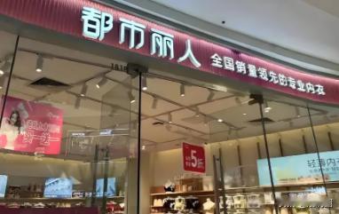 1995年，20岁的郑耀南揣着500块钱南下闯深圳，因为没有什么技能，找工作四处