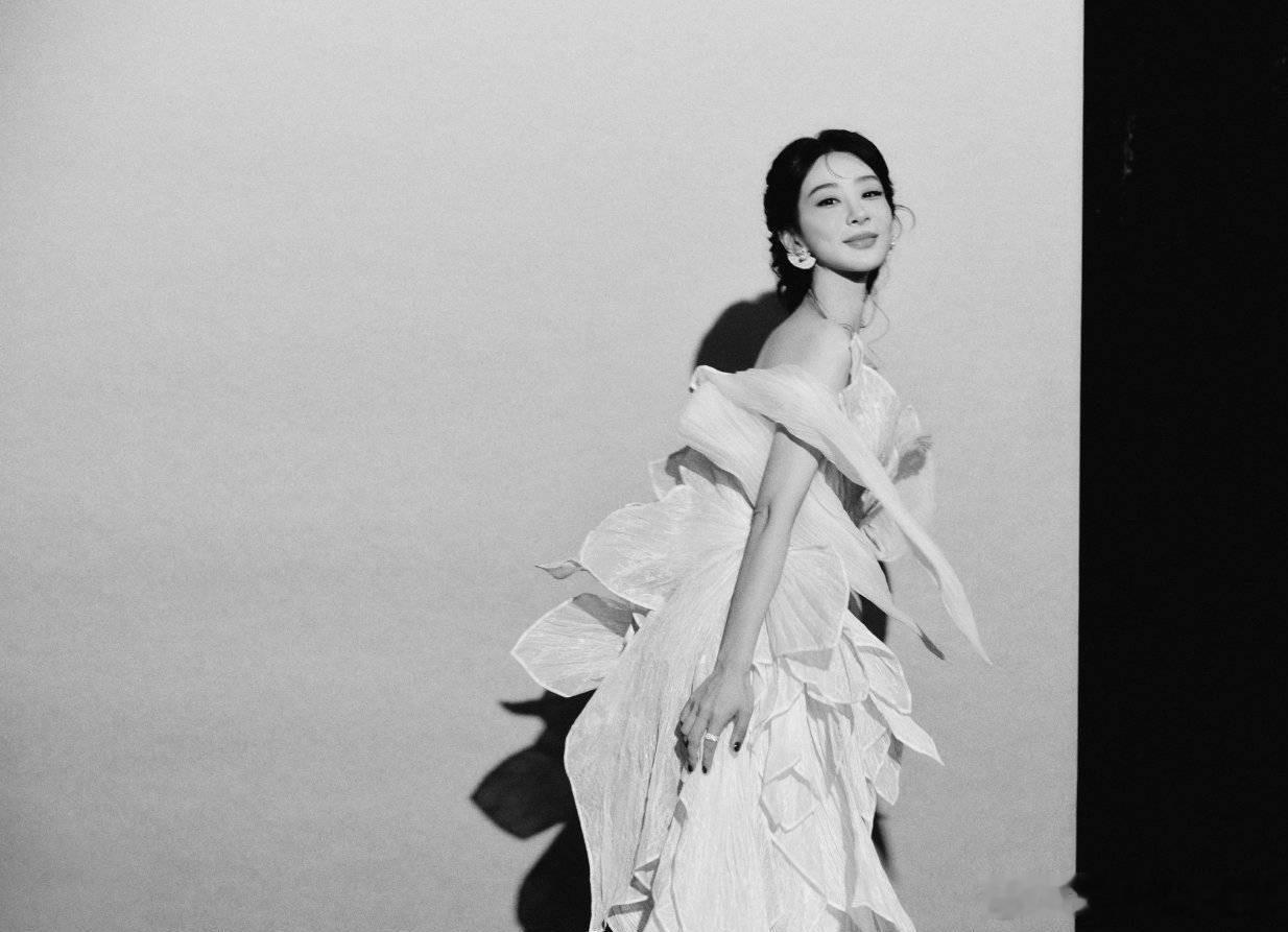 Get到了杨紫这眼神[傻眼]好淡定从容，可能作品让她更松弛自信了，现在更像❄️风