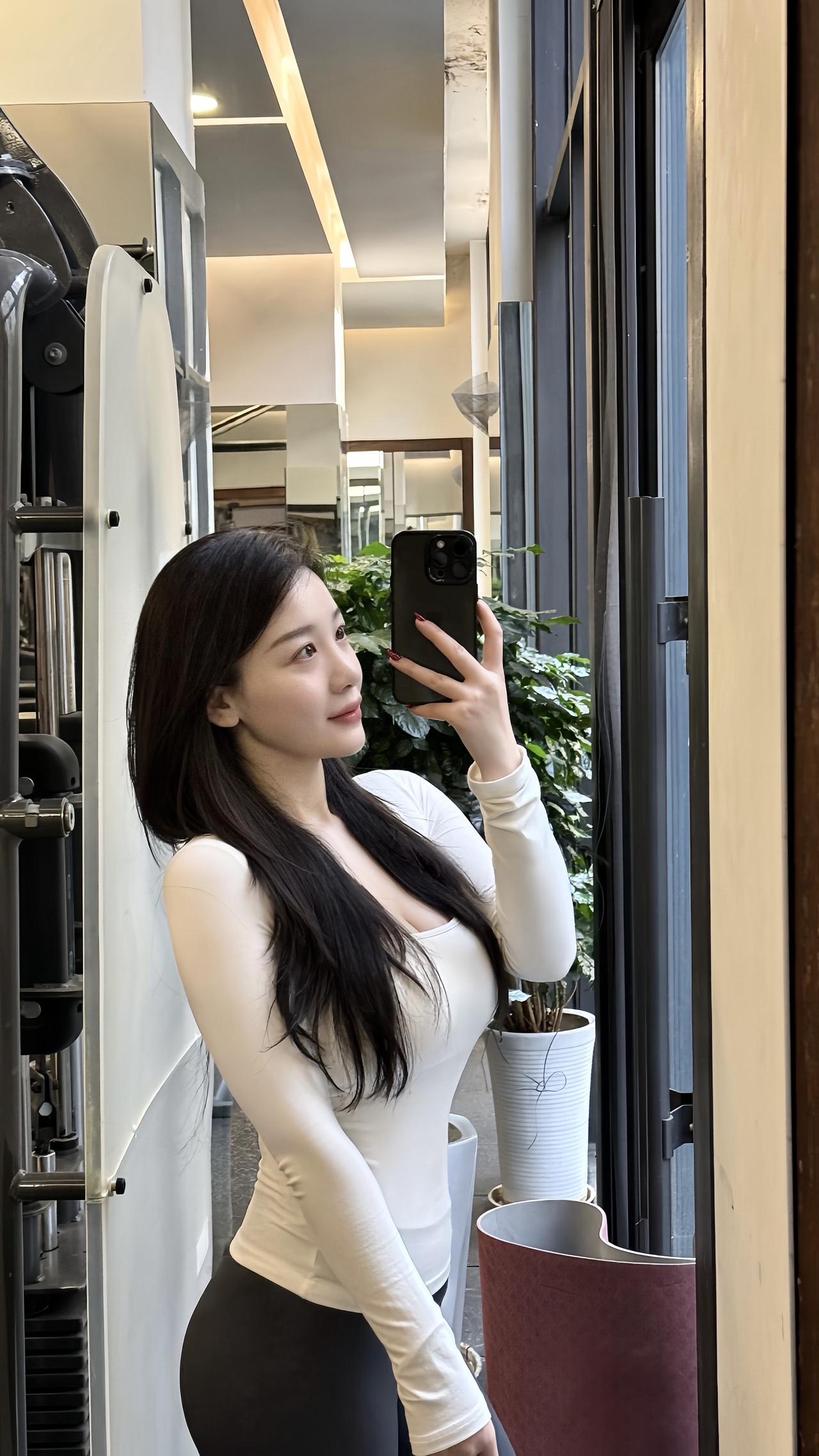 健身房打卡 健身拍照两不误 今天长这样 爱健身爱生活 身体和灵魂总有一个在路上