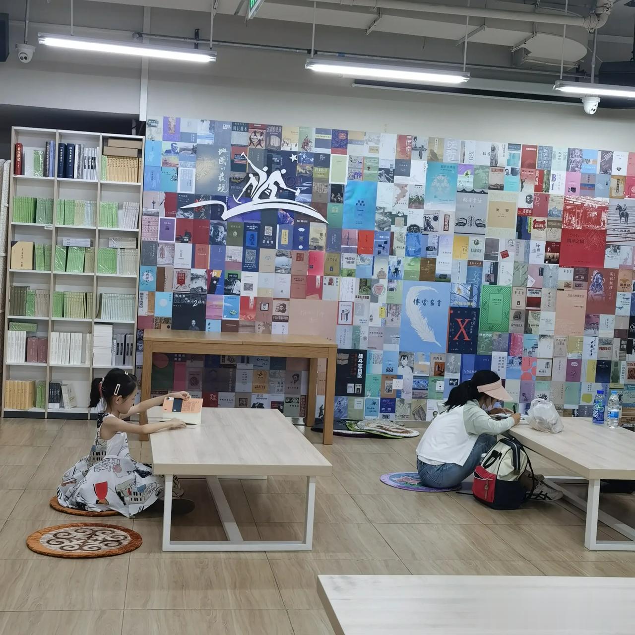  
生活·读书·新知三联书店：
这里是三联书店总店，也是我在北京最喜欢的书店。这