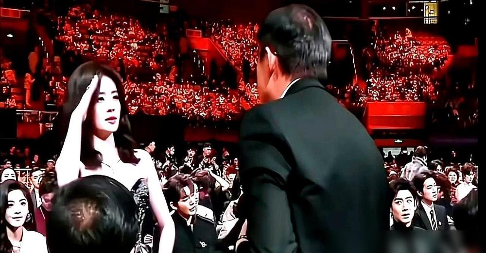 白鹿当众向爱奇艺老板敬军礼，一句“菠萝小兵”笑翻全场，可她手握的，是平台百亿流量