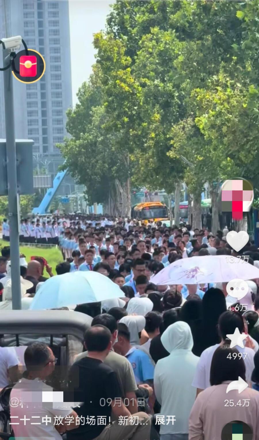 菏泽牡丹区22中一个年级94个班这事儿，真让人惊掉下巴。开学时校门口人潮汹涌，家
