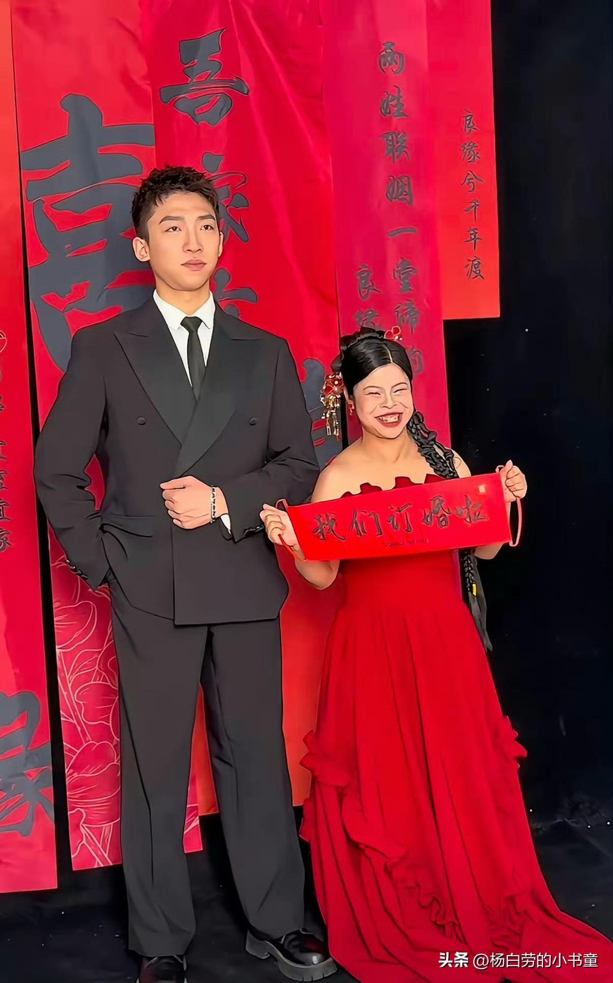 世界上最幸福的新娘子
订婚宴上新娘子笑成一朵花
旁边的新郎一脸庄重
妥妥的人生赢