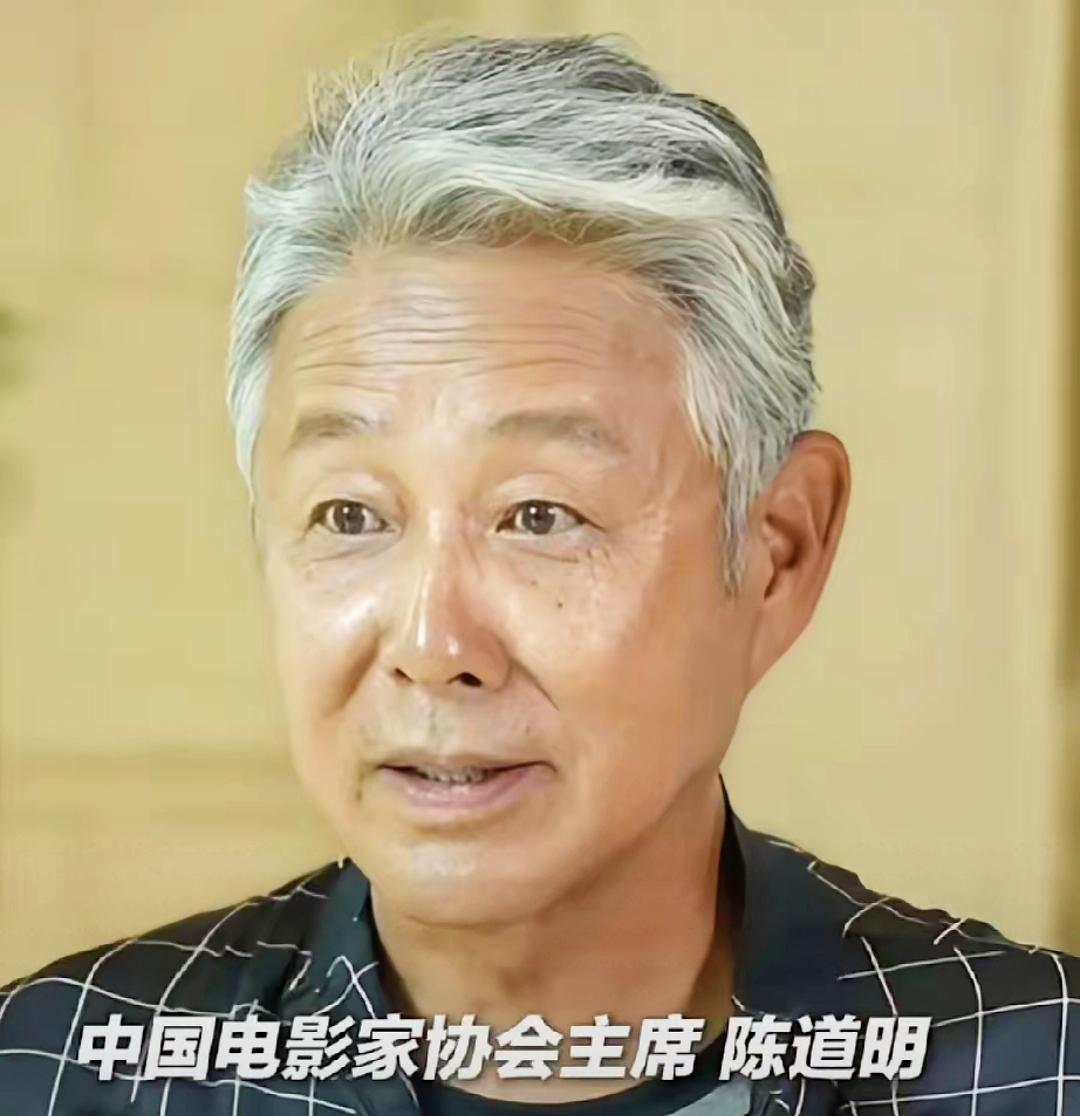 王家卫的新录音又又又来了！
陈道明这几天就跟吃了苍蝇似的，
轮番被吐槽！

这次