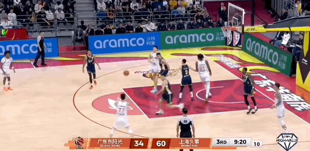 张镇麟找到了比赛感觉，效率很高，手感也热得发烫，郭士强看到后多少心里会有些安慰吧