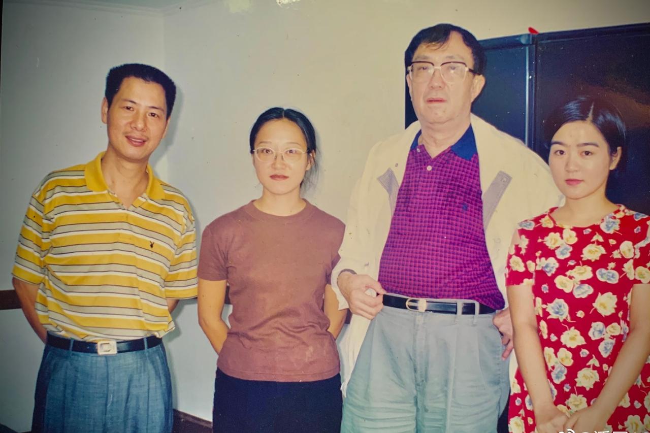 1998年，谢晋和朋友，一张罕见的留影，地点在浙江杭州，正值谢晋导演从影五十周年