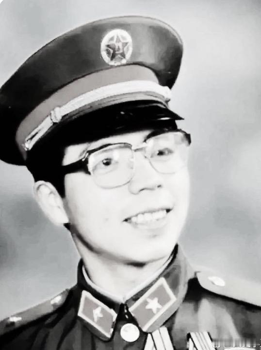 孤胆英雄陈洪远 老山洞里一块石头的生死较量
二十二岁那年，陈洪远从贵州小县走进军