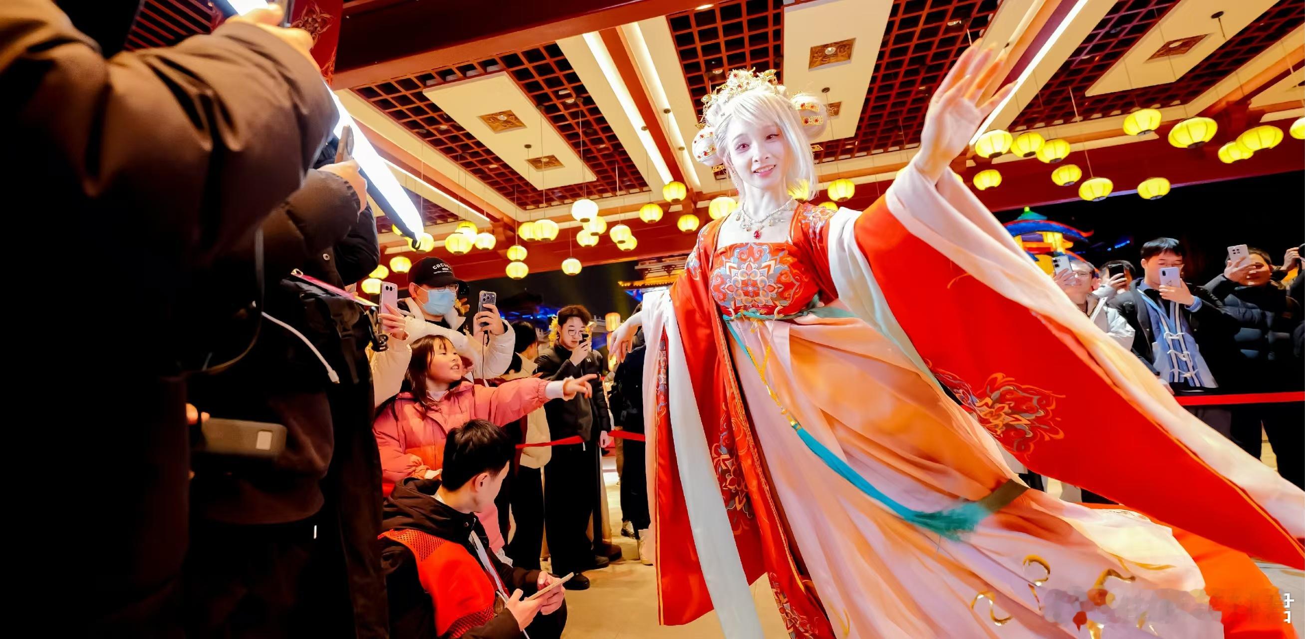 赛丽亚成新年灯会顶流这波跨次元同框直接把我拿捏了，满心都是止不住的欢喜，震撼到失