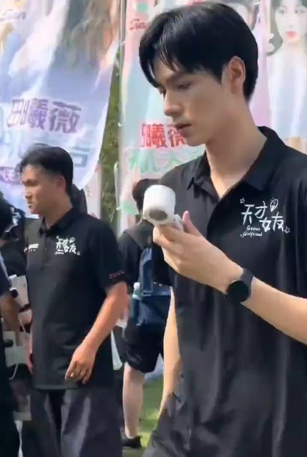 胡一天时隔两年终于进组了，新剧《天才女友》开机路透来了，你们觉得这个状态如何？
