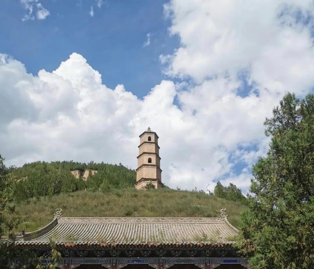 春山如笑，碧水含烟。桃花初绽，杨柳垂帘。暖风拂面，燕子呢喃。草色遥看，日光微醺，