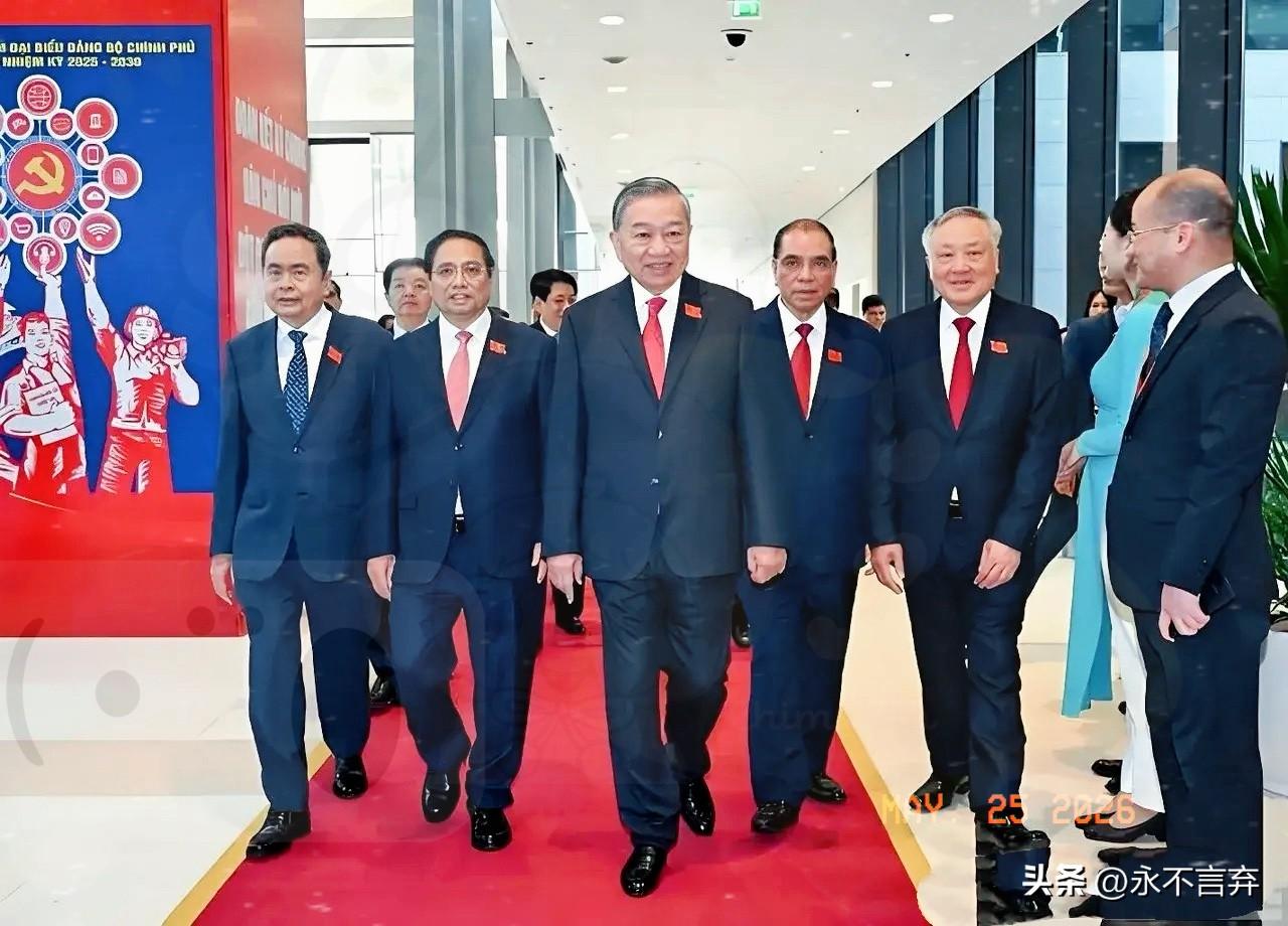 越南这回是真的“杀疯了”。

63个省拦腰砍成34个，县级直接撤销，10万公务员