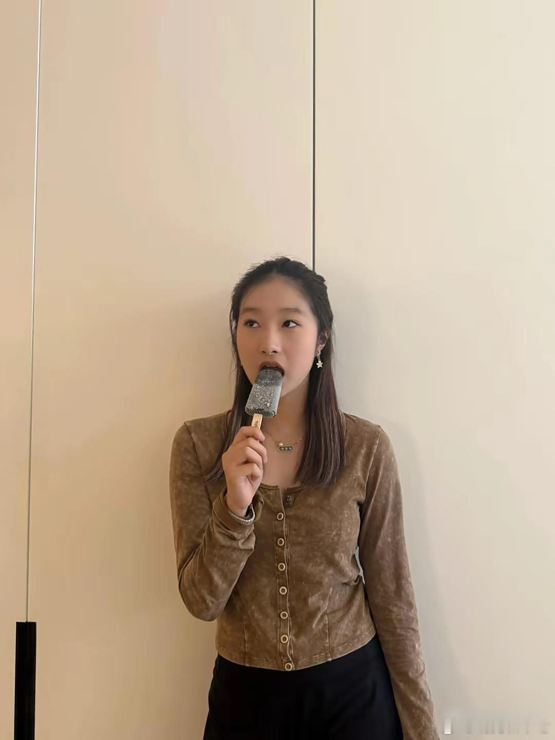 文章和马伊琍的大女儿爱玛长得真像文章，虽然不是第一眼美女，但长得还挺有辨识度的。