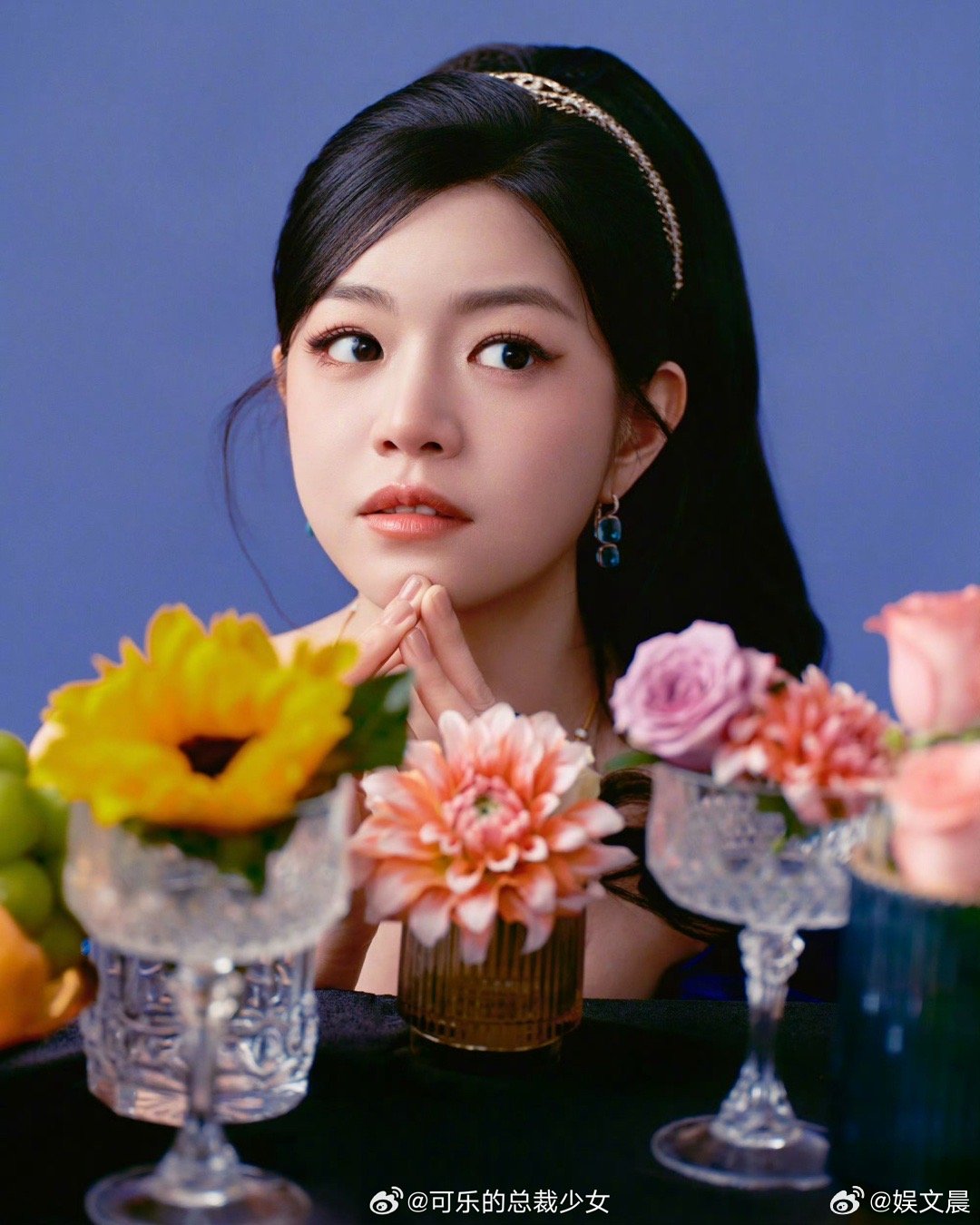 看得出她是公主陈妍希 她穿着蓝色丝绒长裙站在那里的瞬间，整个人都在发光，那种优雅