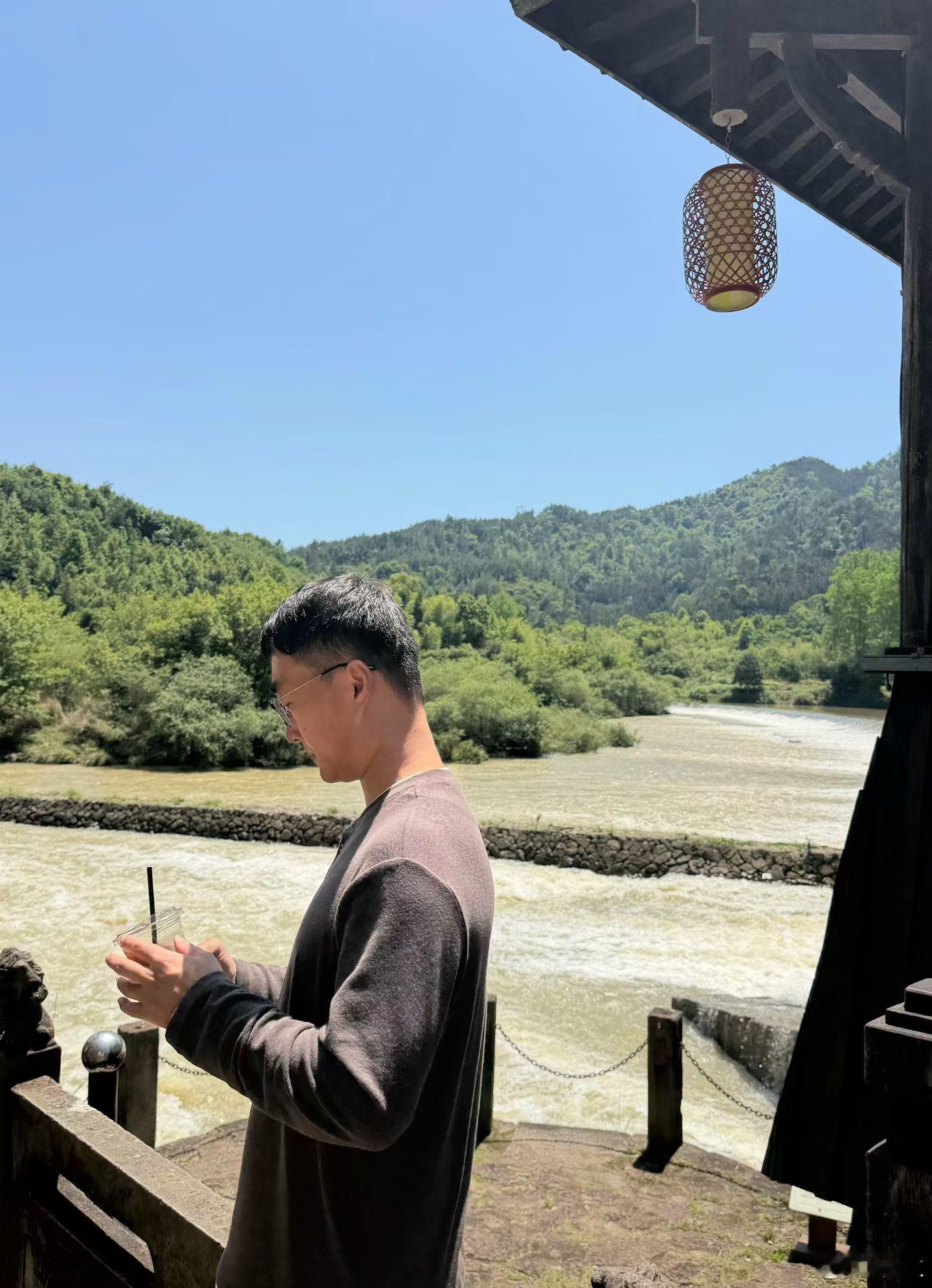 假期出行观赏的还是人从众