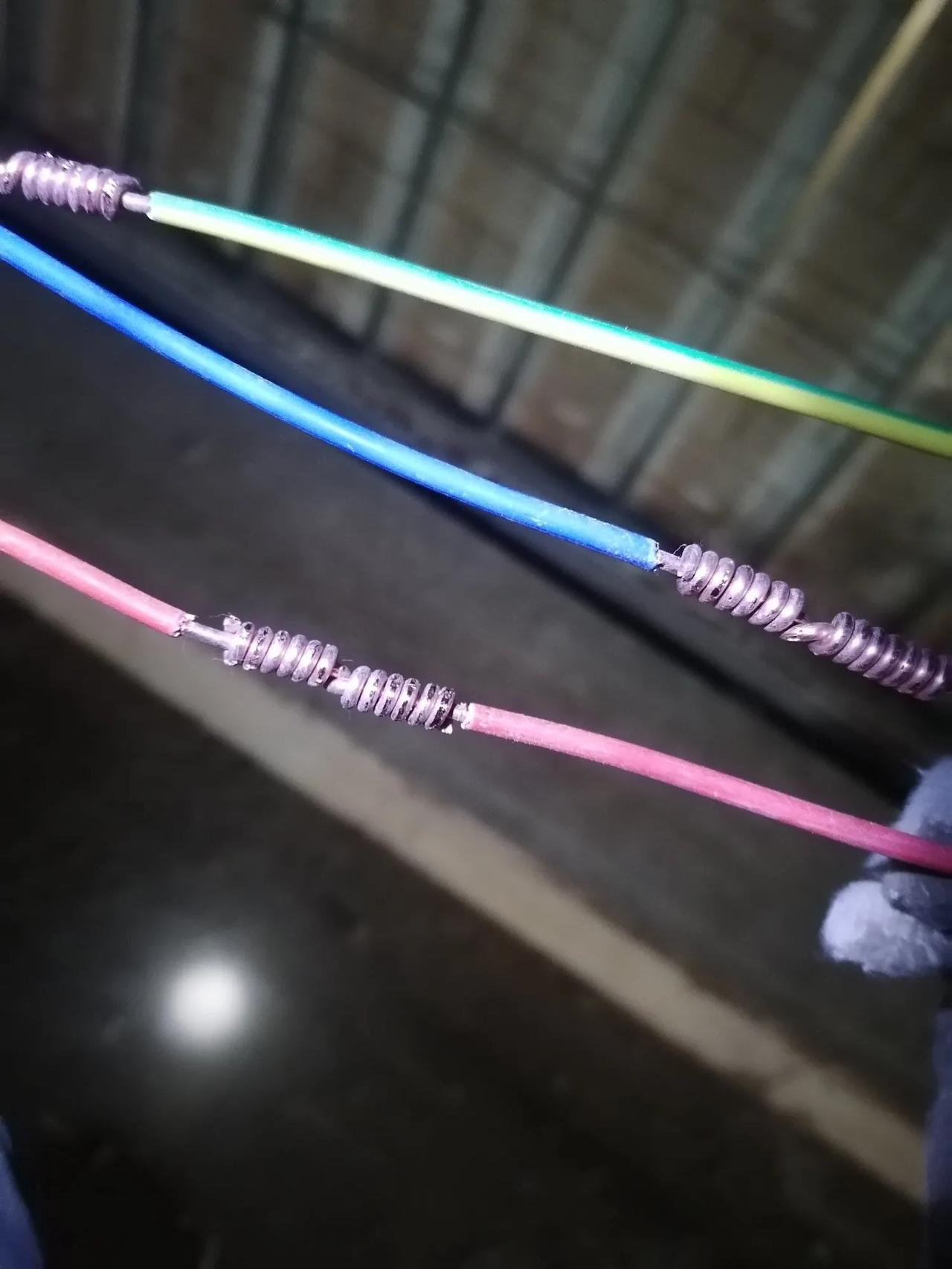 大家好，我是水电工星仔，这两天在配合放照明主线，昨天上午，领线师傅挑了个工友并线