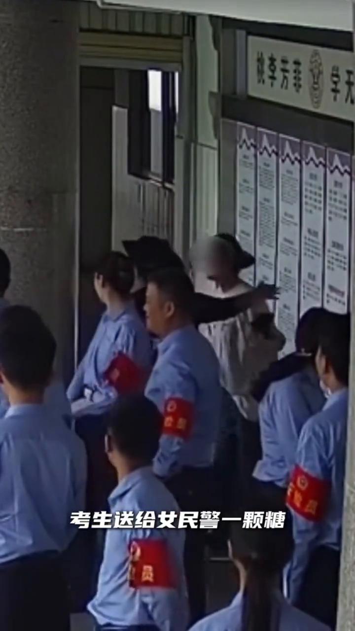 考生突遇生理期，女警暖心伸援手。
云南·思茅。
6月7日，普洱市思茅区高考考点，