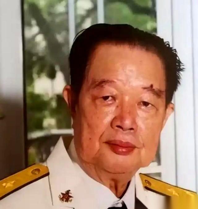 1988年3月14日，赤瓜礁。上级的死命令是：不准开第一枪。
但对面越南军舰的子