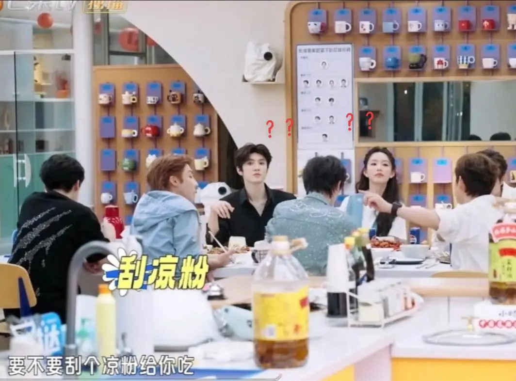 一句凉粉召唤出来两颗脑袋！！！我们一笑随歌打仗的时候一定要记得把粮食都收起来😂