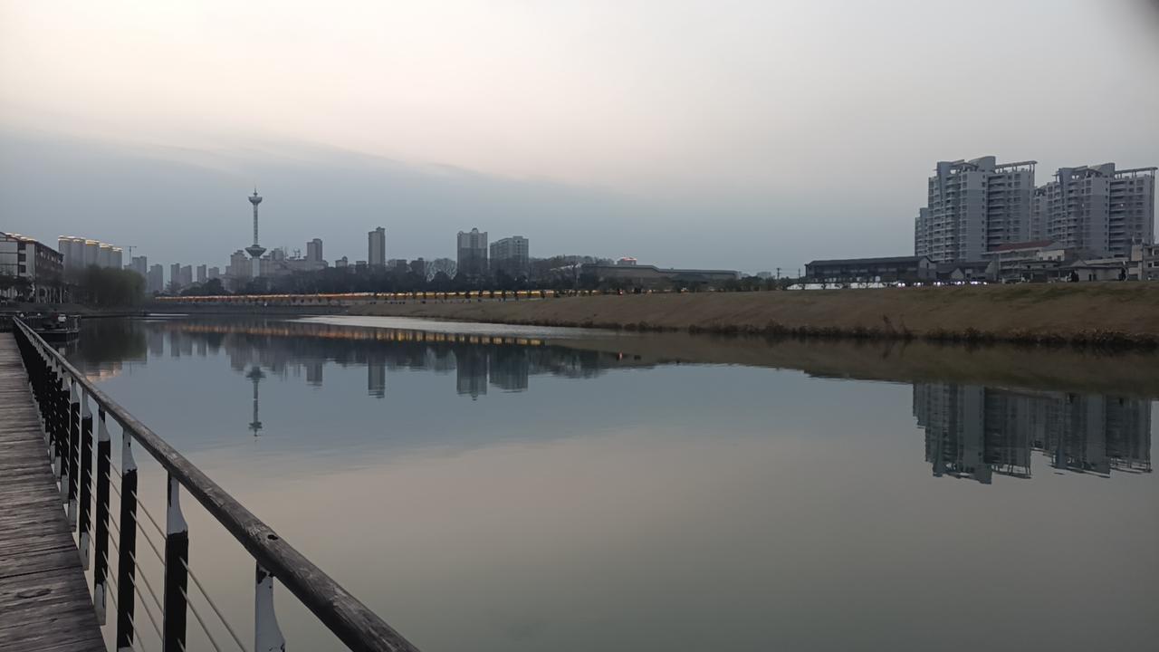 国学智慧学习推荐推荐《论语》，它是儒家经典，蕴含为人处世、治学从政的智慧，如“己