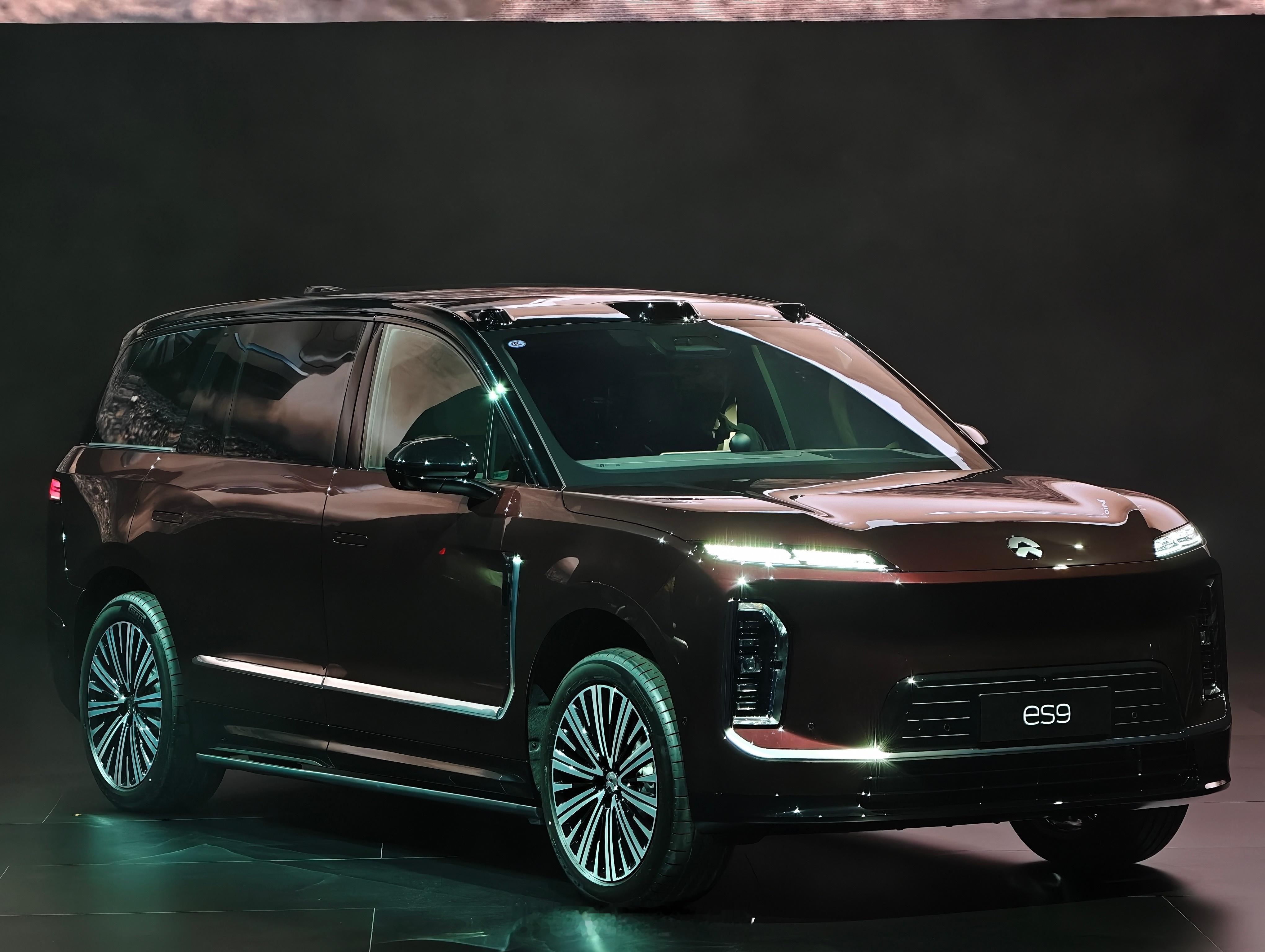 两台霸气的蔚来ES9亮相，斌哥要全面讲这台车了先从设计开始讲起，「高」，「大」是