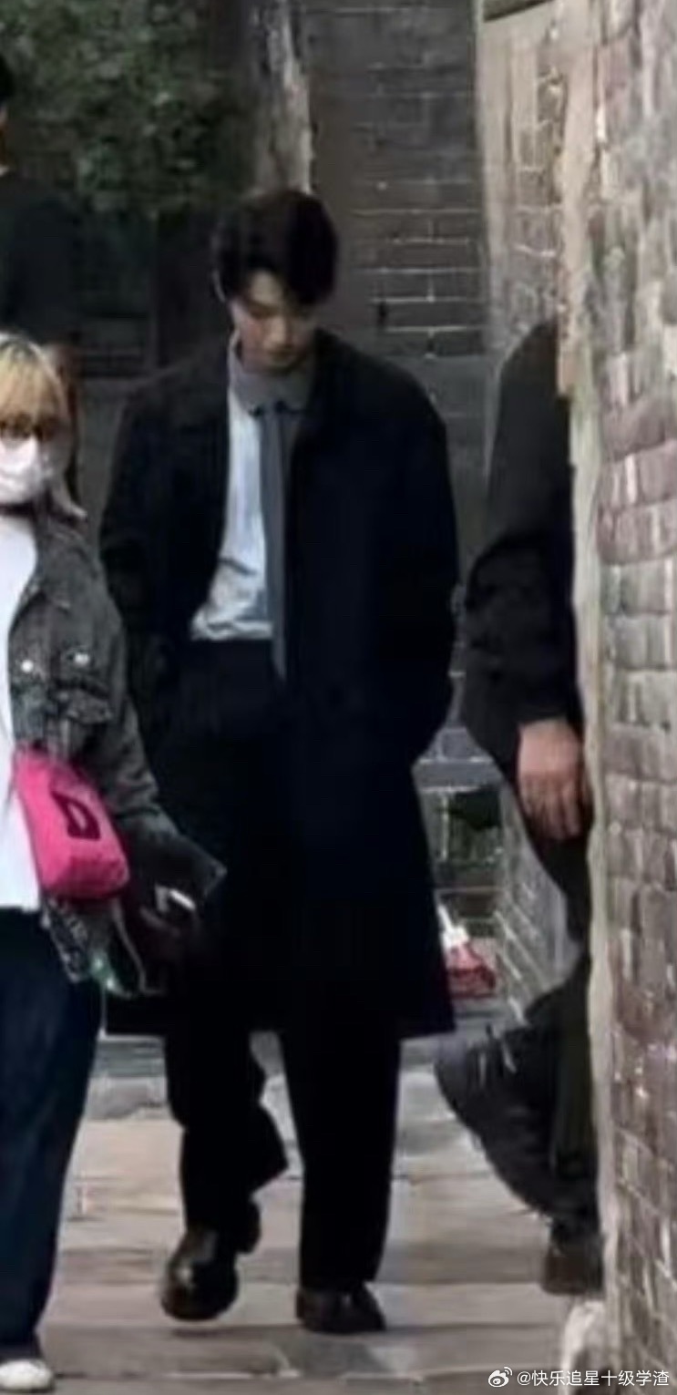 王俊凯这套路透太韩剧男主了 已经有大衣抱的画面了 ​​​