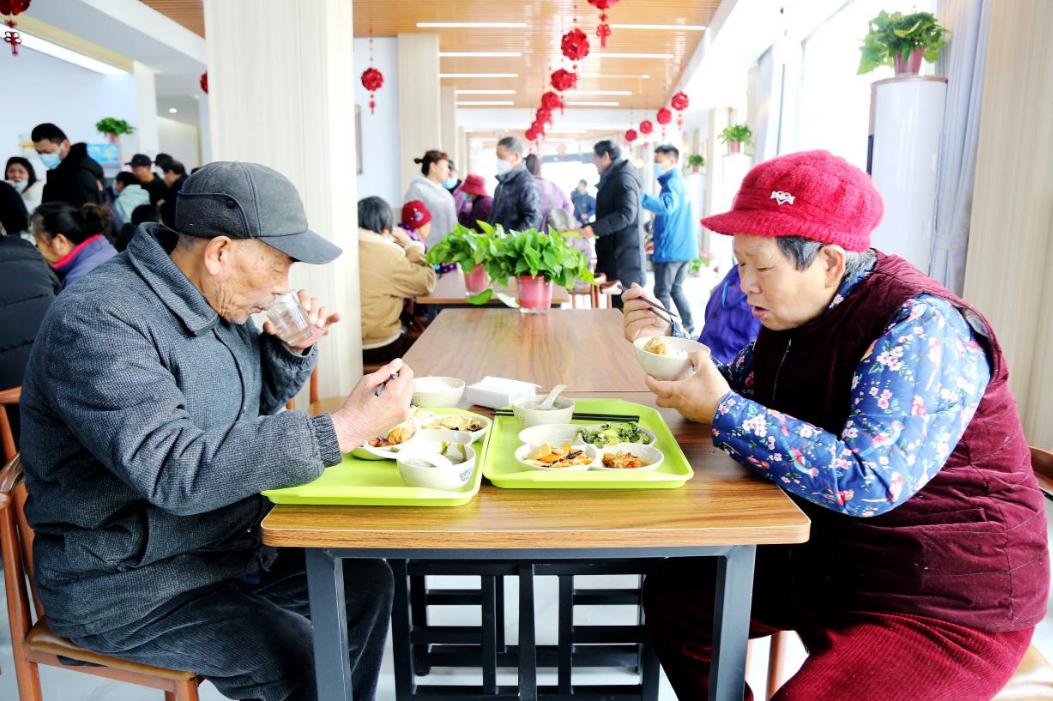 几块钱就能吃一顿热饭？不少子女还不知道，家门口这件实事太暖心
谁能想到，一顿荤素