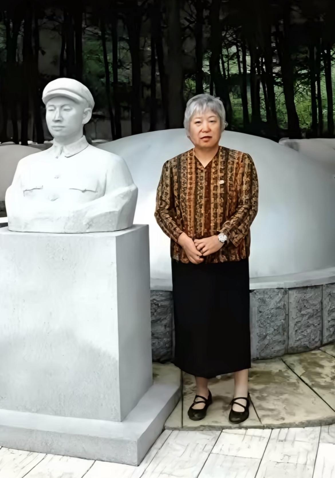 2010年9月，熊蕾随民间学者访问团，来到朝鲜桧仓郡中国人民志愿军烈士陵园。熊蕾