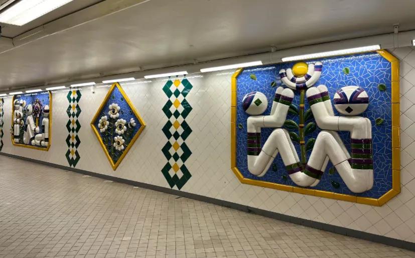 今天德国大爷突然走到我面前，说，可以问我一个问题吗?我说好呀。
他说当他按压他的