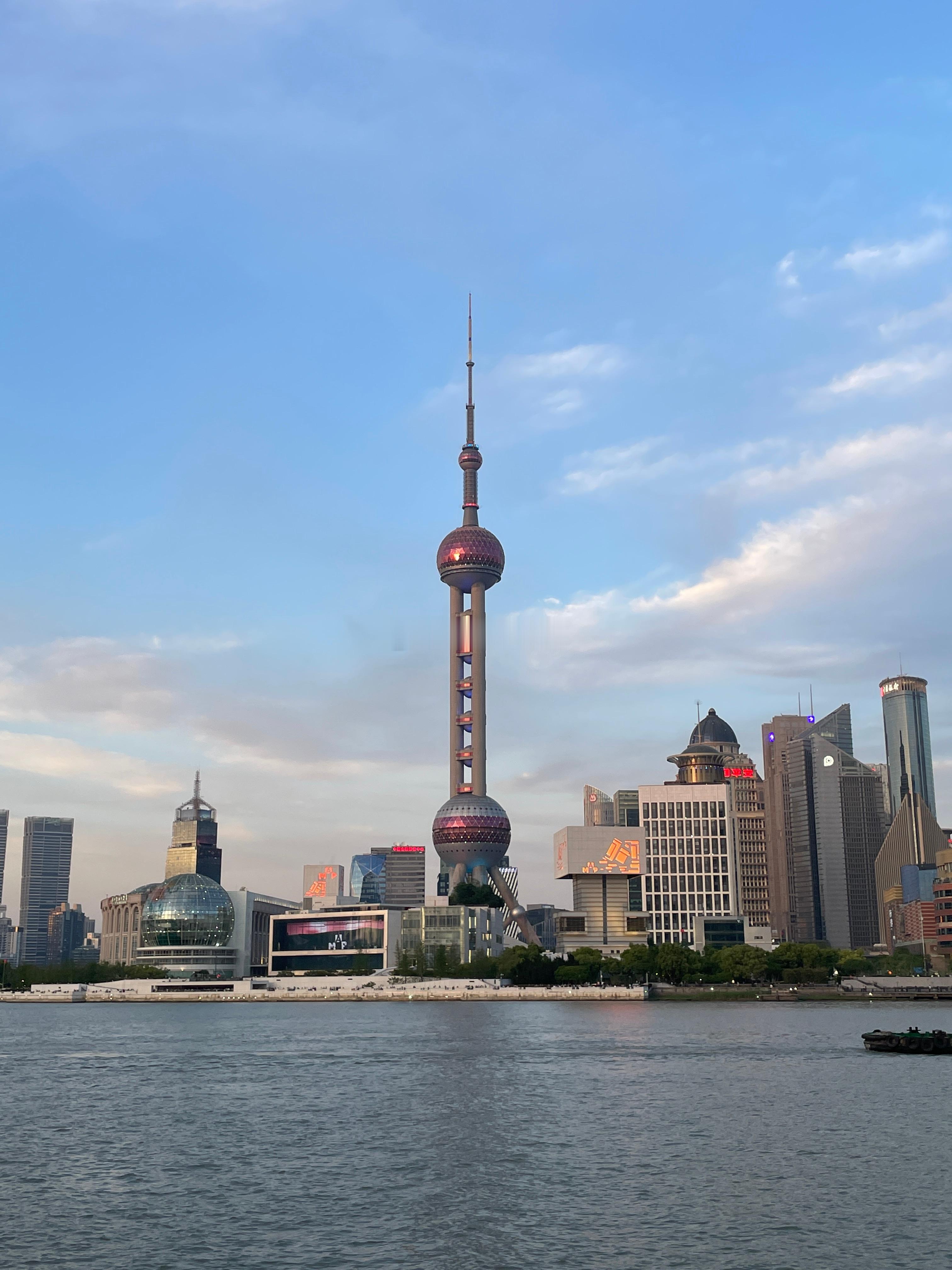 还好前两天上海车展去外滩拍了游客打卡照，五一期间的外滩也太离谱了[汗]五一假期文
