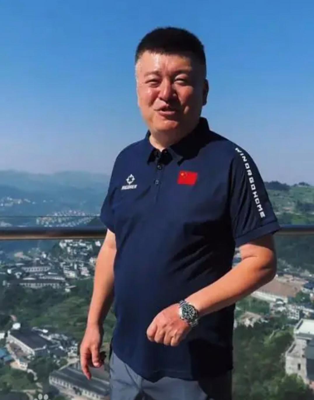 你可以不喜欢谈波的主持风格，但你不能全盘否定他的能力。

围绕新疆电视台体育主持